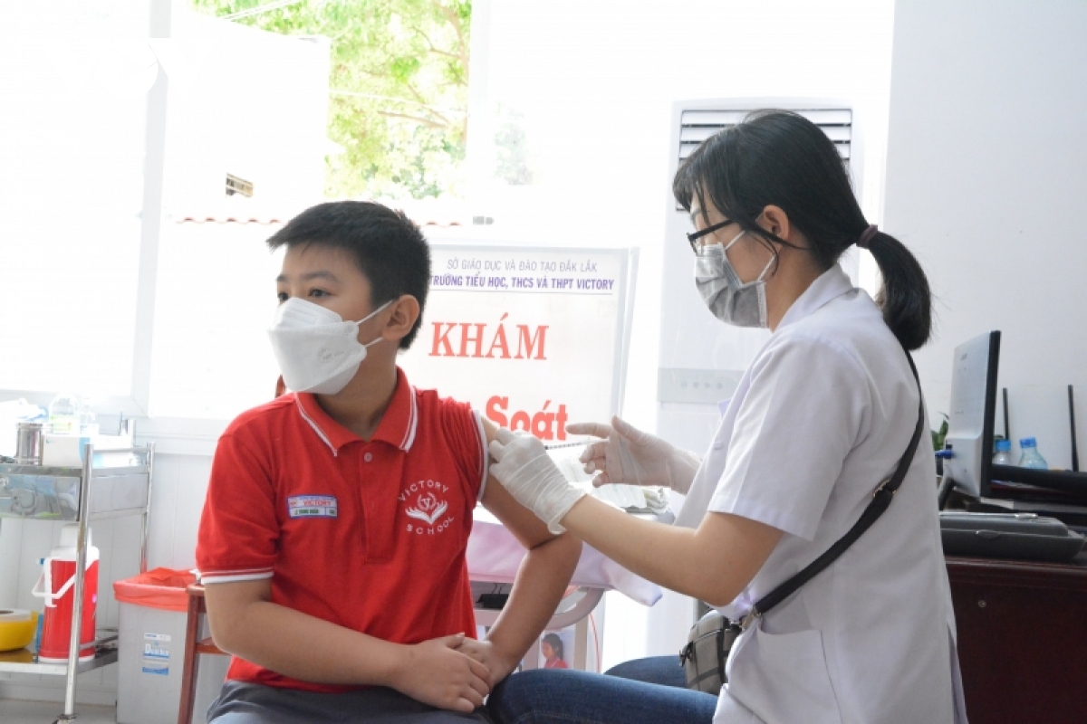 Dak lak tang toc tiem vaccine phong covid-19 cho hoc sinh hinh anh 1