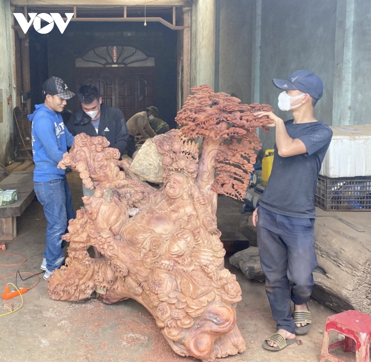 hai lan vap nga va qua trinh lam lai cuoc doi cua ong chu xuong go hinh anh 1