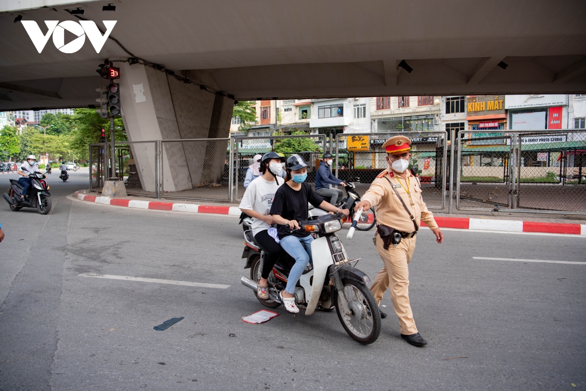 nut giao nga tu so un tac, nguoi dan ngang nhien vi pham truoc mat csgt hinh anh 11