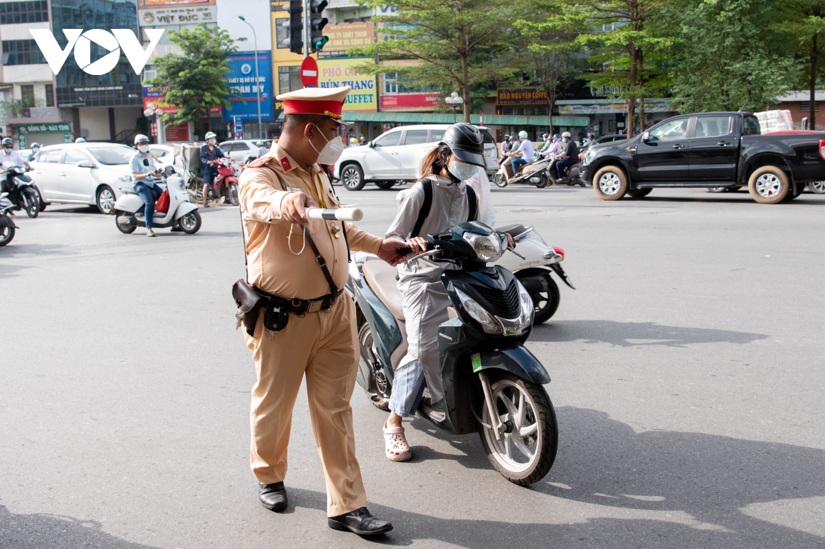 nut giao nga tu so un tac, nguoi dan ngang nhien vi pham truoc mat csgt hinh anh 10