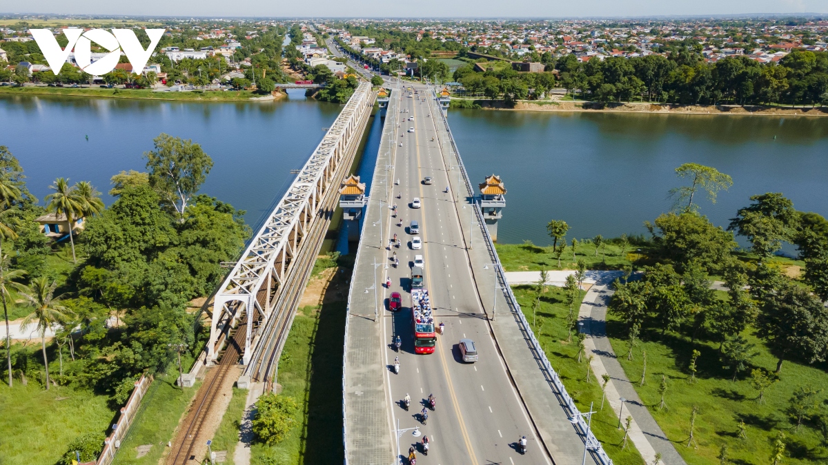 vi vu ngam hue tren xe bus 2 tang hinh anh 15