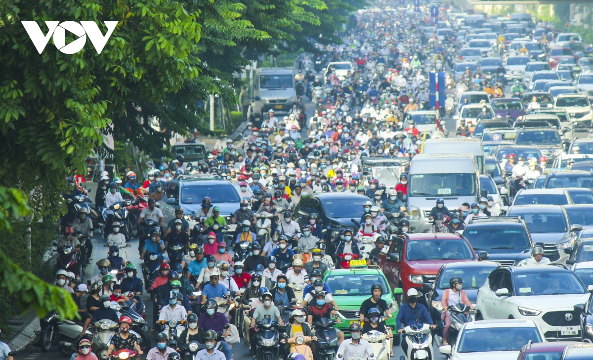 giao thong tren duong nguyen trai hon loan vao gio cao diem hinh anh 7