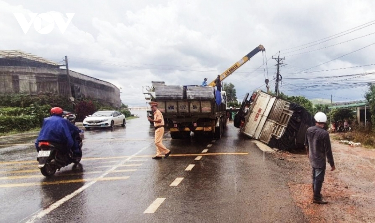 xe tai lat tren quoc lo de chet 2 phu nu hinh anh 2