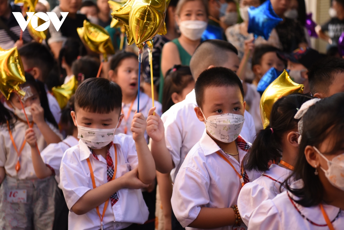 hoc sinh lop 1 o ha noi bo ngo trong ngay tuu truong hinh anh 10