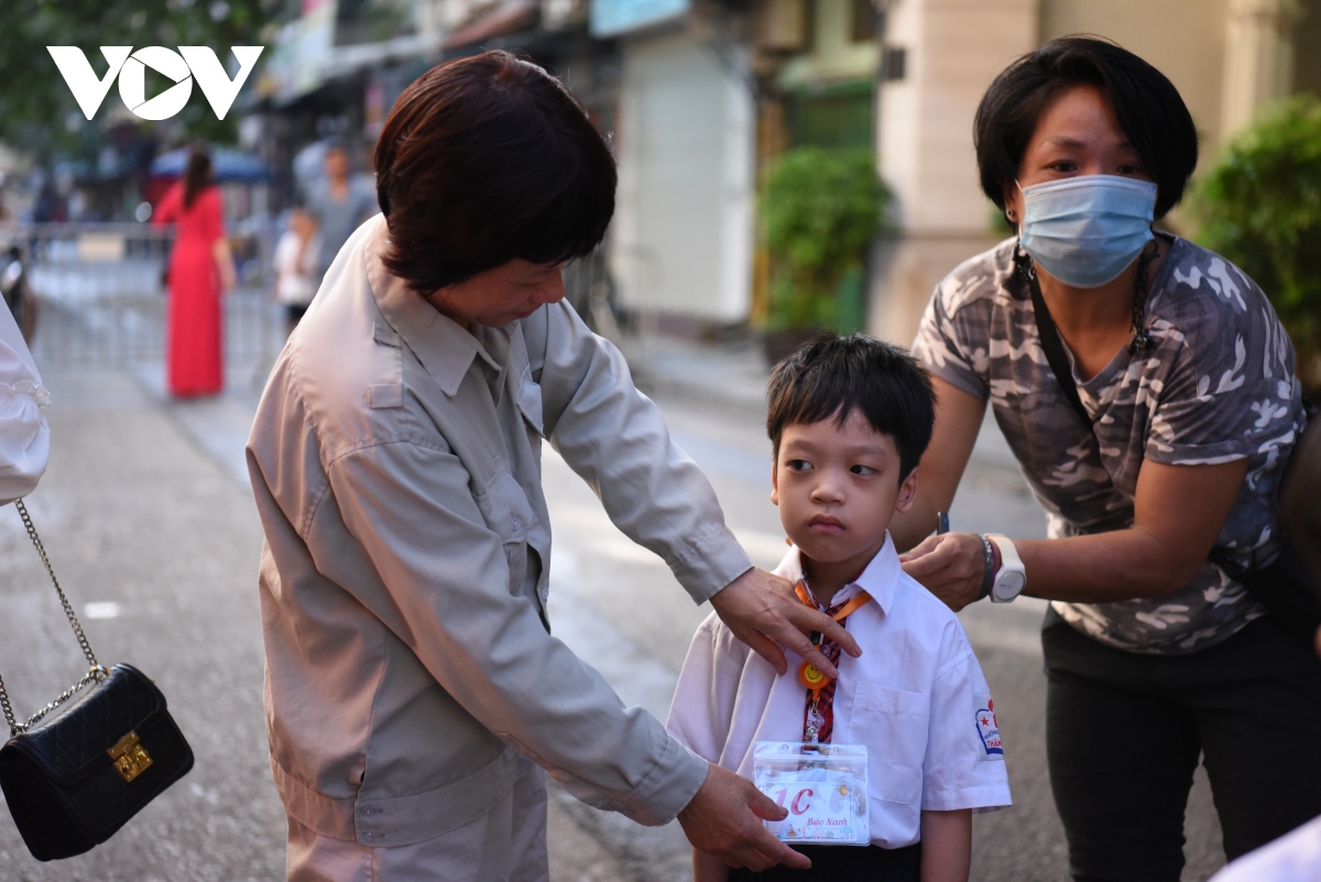 hoc sinh lop 1 o ha noi bo ngo trong ngay tuu truong hinh anh 5