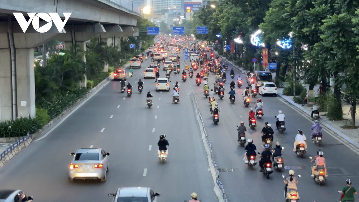 mot tuan phan lan tren duong nguyen trai xe may van chung loi o to hinh anh 12