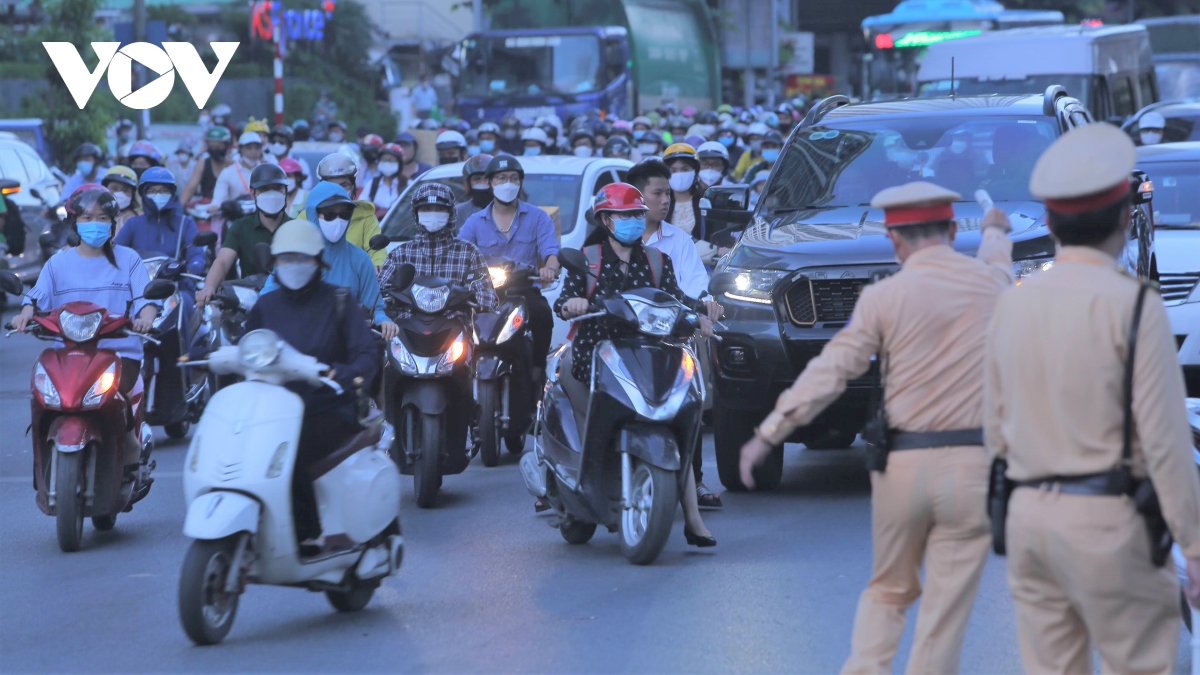 mot tuan phan lan tren duong nguyen trai xe may van chung loi o to hinh anh 5