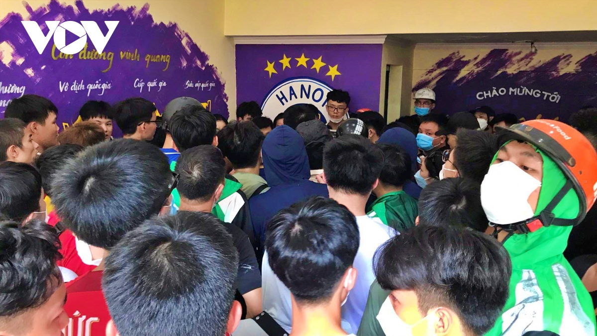 hang tram nguoi chen chan mua ve xem tran ha noi fc - hagl hinh anh 3