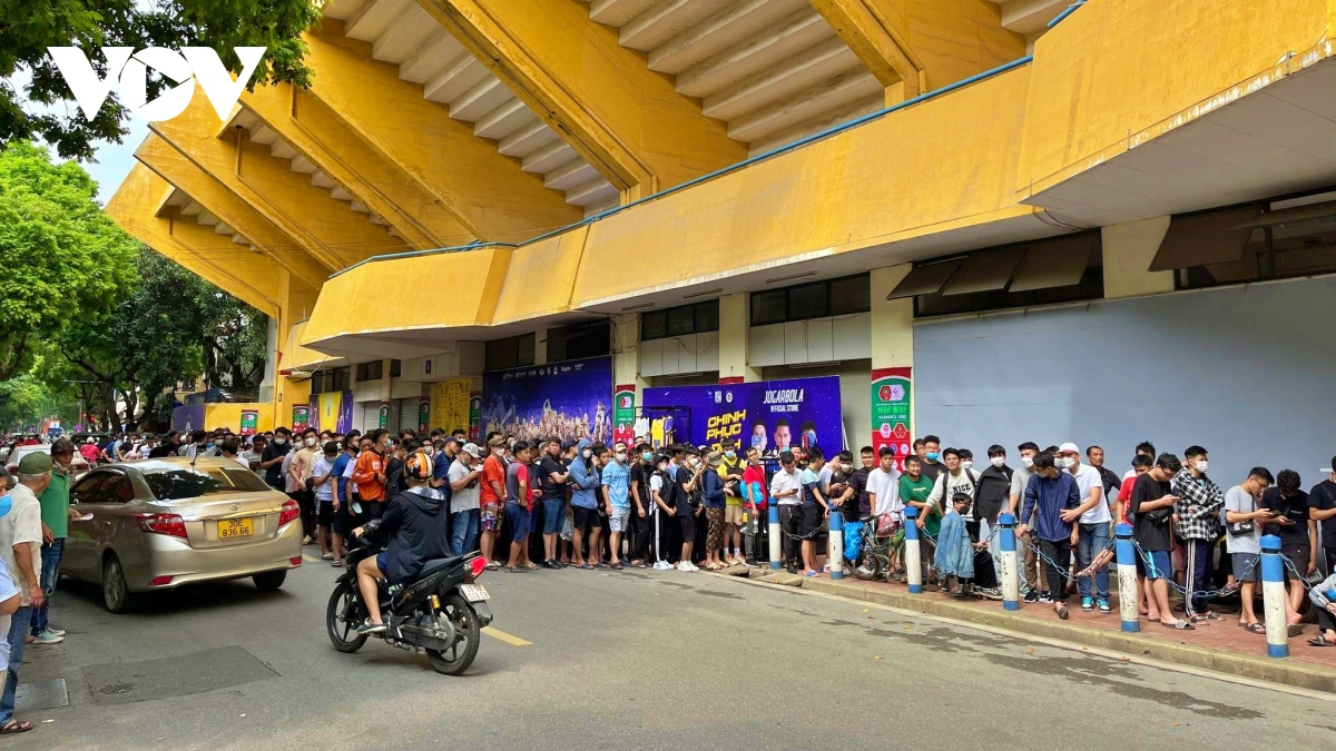 hang tram nguoi chen chan mua ve xem tran ha noi fc - hagl hinh anh 1