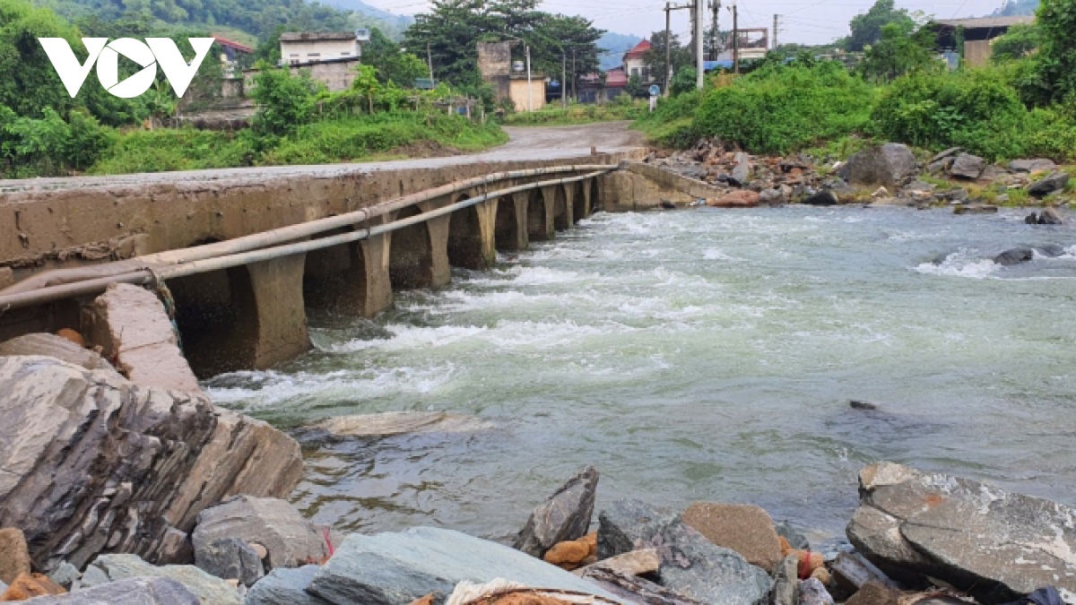 Tấm biển “lạ” bên dòng suối cạn ở Lào Cai