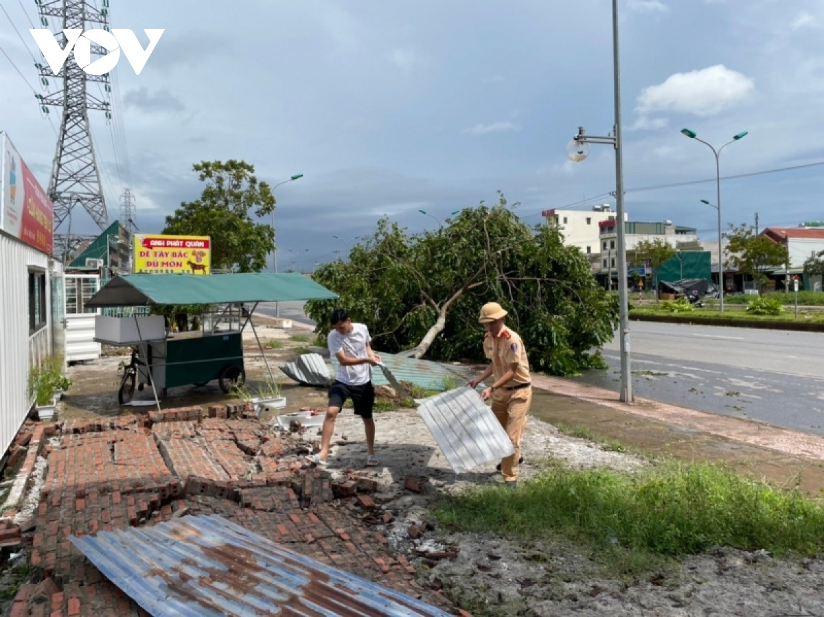 cong an giup nhan dan khac phuc hau qua mua bao so 3 hinh anh 6