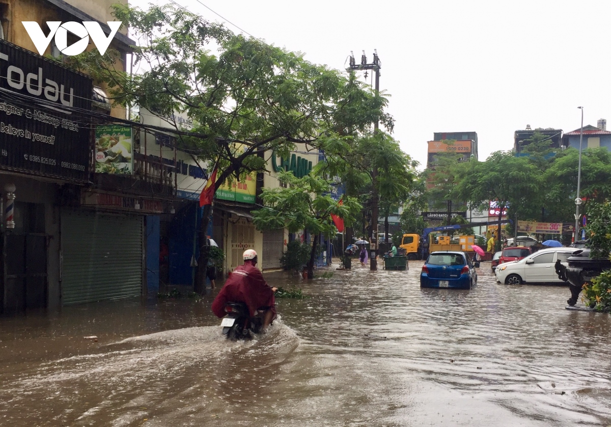 can canh nguoi va xe bi bom tren pho phuong ha noi sau mua lon keo dai hinh anh 9