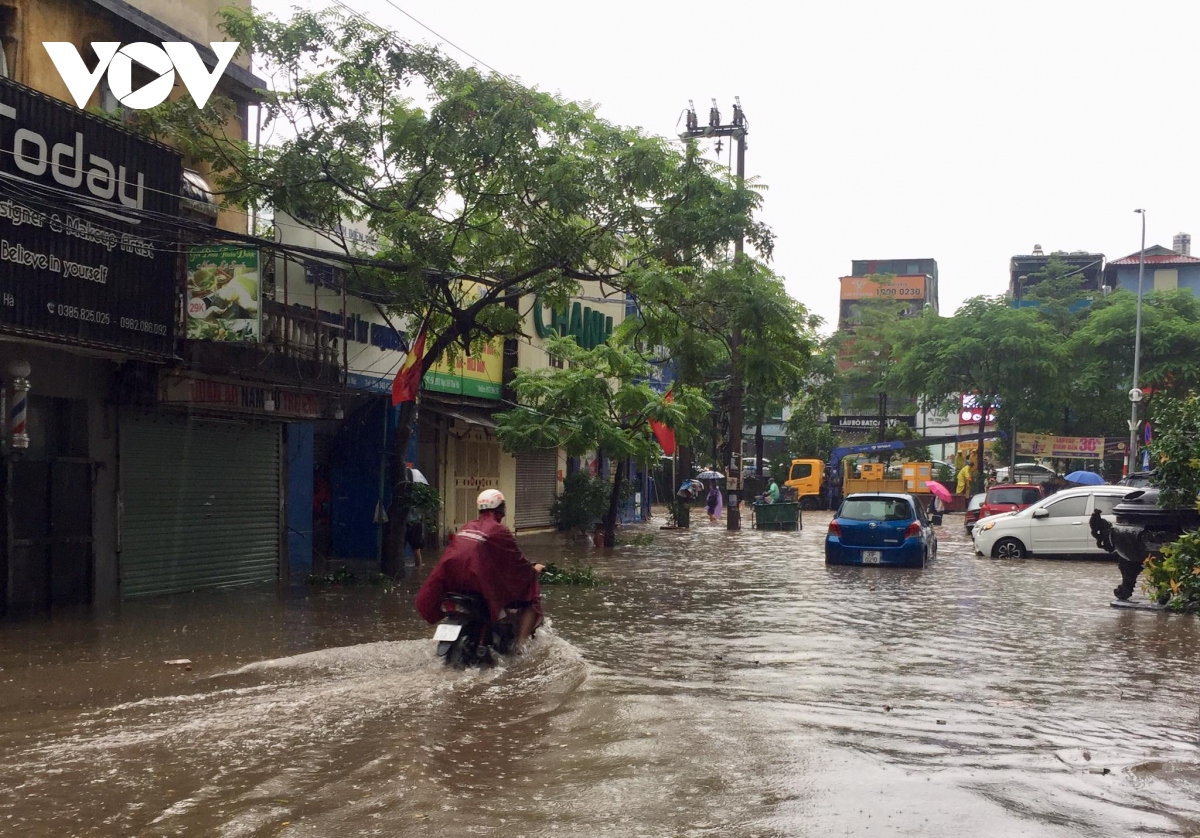 mua ca dem do anh huong bao so 2, nhieu tuyen pho o ha noi ngap sau hinh anh 15