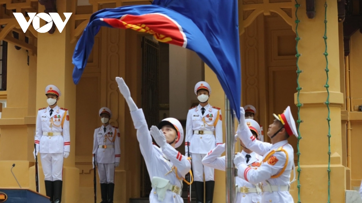 Vietnam holds flag-raising ceremony to mark ASEAN 55th founding anniversary