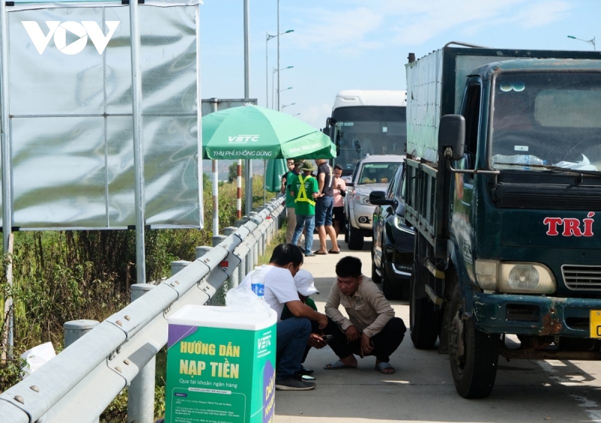 thu phi khong dung doan cao toc Da nang-quang ngai nhieu xe phai quay dau hinh anh 2