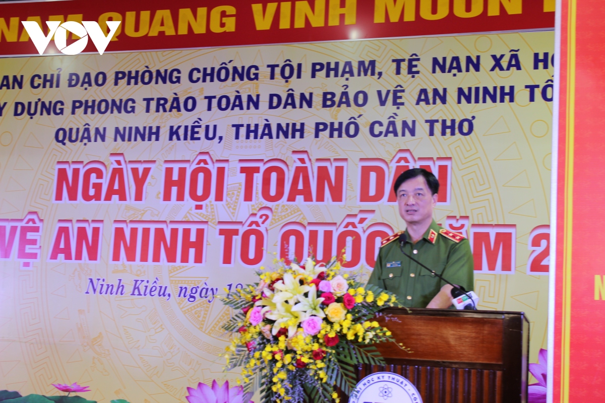 Trung tướng Nguyễn Duy Ngọc Thứ trưởng Bộ Công an dự ngày hội an ninh Tổ quốc