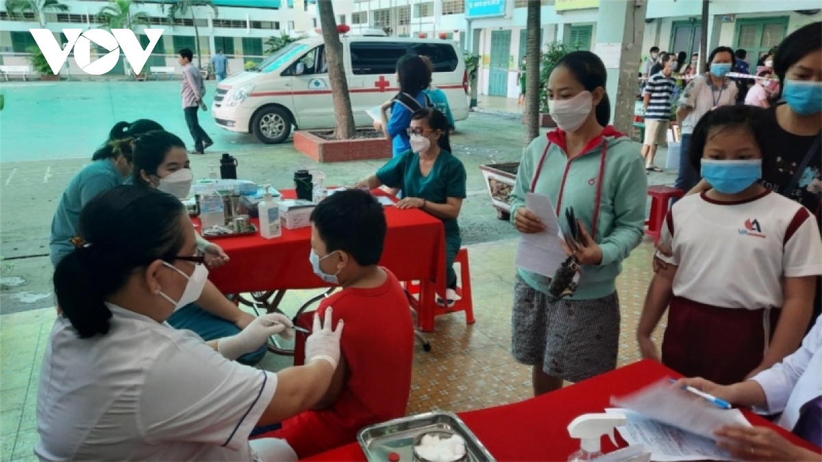 Triển khai tiêm vaccine COVID