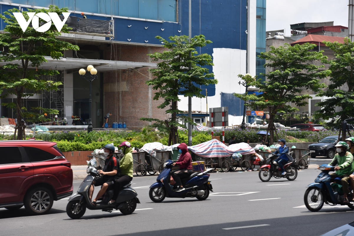 Hè phố lòng đường Hà Nội thành bãi tập kết trung chuyển rác gây phản cảm