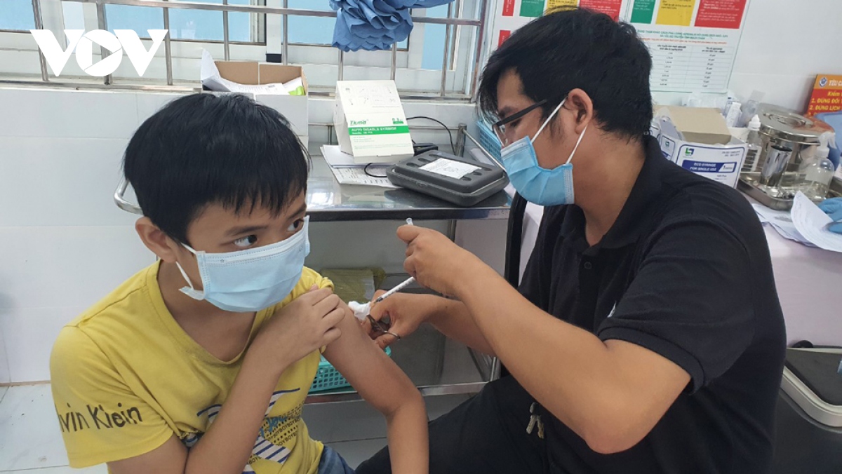 nhieu ca covid-19 nhiem bien the phu, binh duong day manh tiem vaccine hinh anh 2