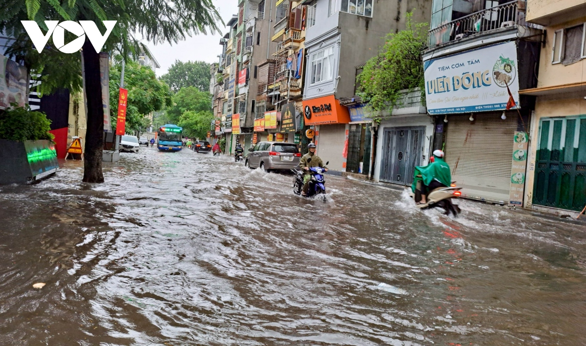 mua ca dem do anh huong bao so 2, nhieu tuyen pho o ha noi ngap sau hinh anh 18