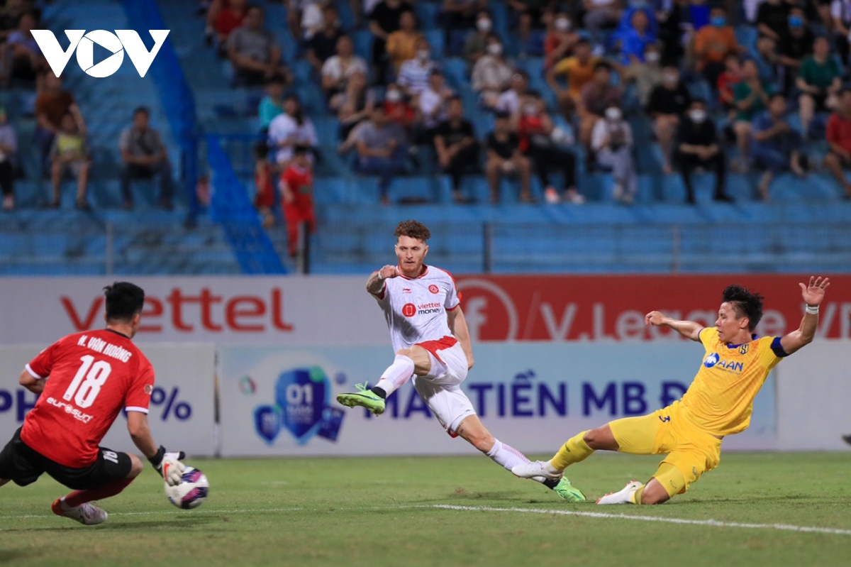 Hoàng Đức lập siêu phẩm, Viettel FC đả bại SLNA tại Hàng Đẫy