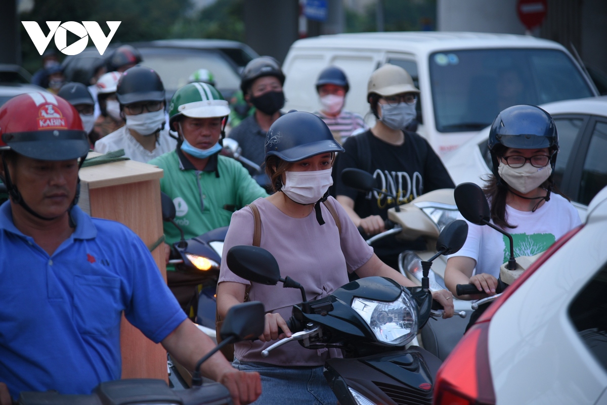 dong nguoi do ve que nghi le 2 9, duong pho ha noi tac cung hinh anh 9