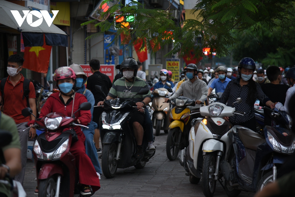 dong nguoi do ve que nghi le 2 9, duong pho ha noi tac cung hinh anh 5