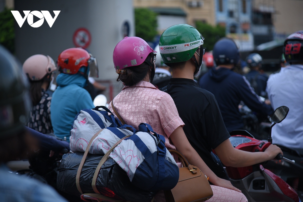 dong nguoi do ve que nghi le 2 9, duong pho ha noi tac cung hinh anh 8