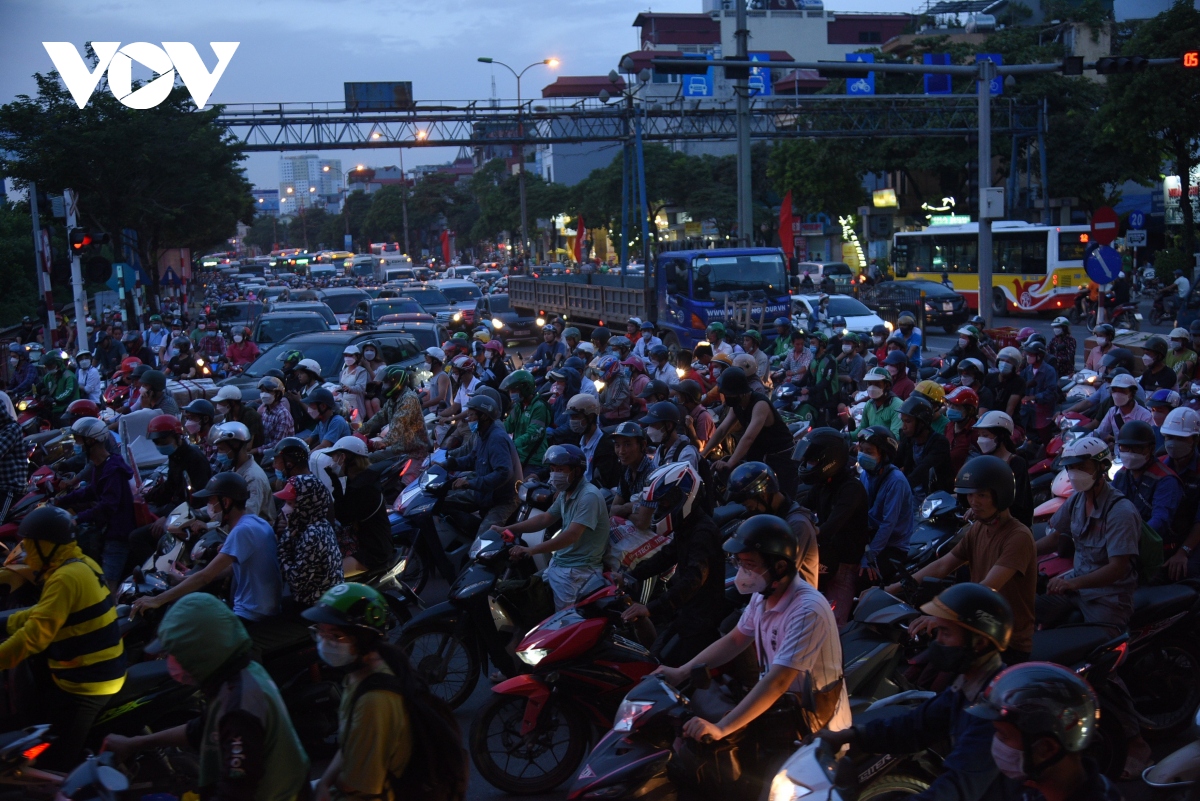 dong nguoi do ve que nghi le 2 9, duong pho ha noi tac cung hinh anh 6