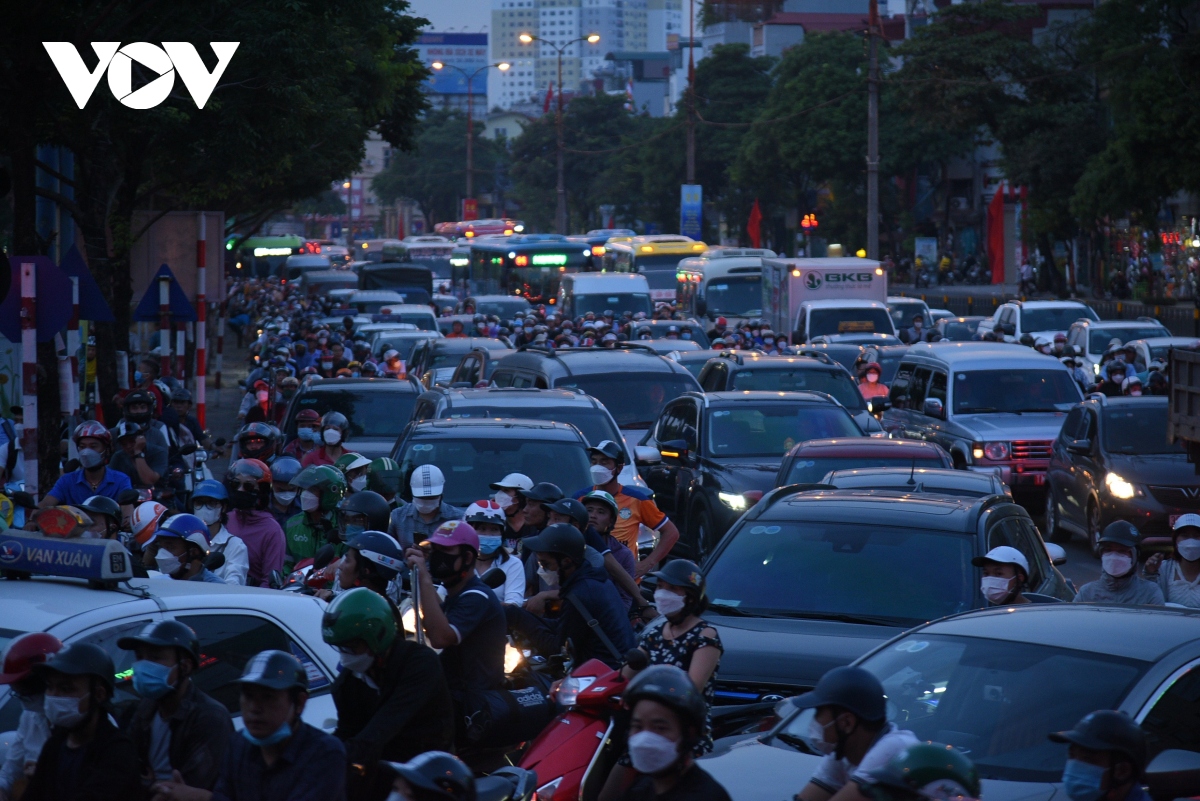 dong nguoi do ve que nghi le 2 9, duong pho ha noi tac cung hinh anh 3