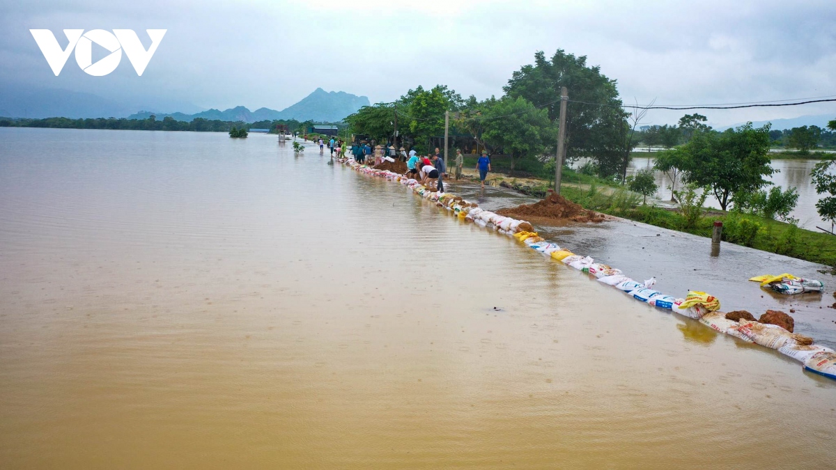 hang nghin nguoi dan chuong my, ha noi vat va song trong nuoc lu hinh anh 1