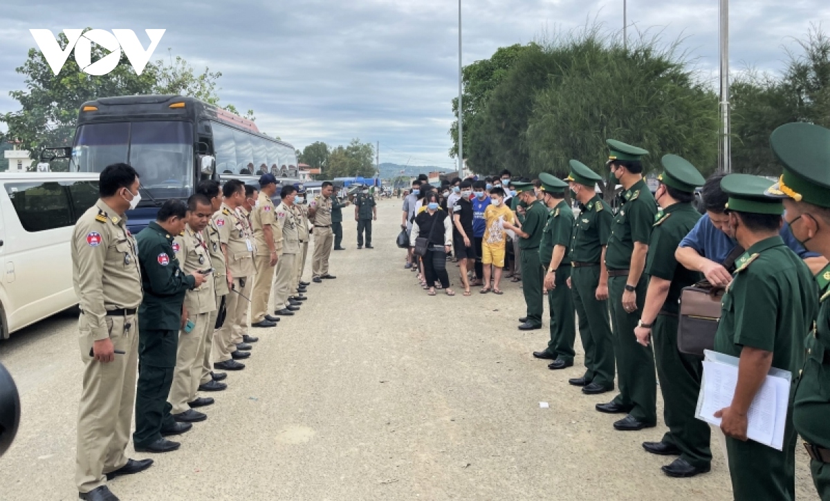 an giang tiep nhan 44 nguoi xuat, nhap canh trai phep do phia campuchia ban giao hinh anh 1