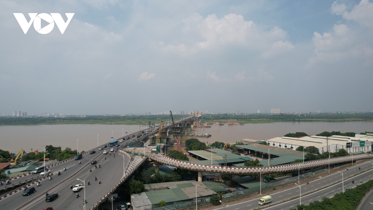 Hình ảnh Cầu Vĩnh Tuy 2 bắc qua sông Hồng đang gấp rút thi công