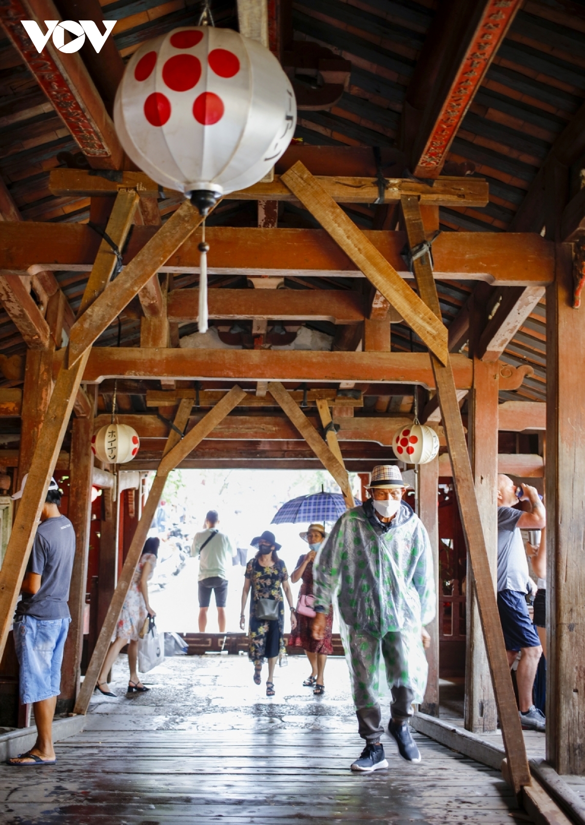 hoi an dung ban ve khu pho co, tau thuyen du lich neo dau an toan hinh anh 3