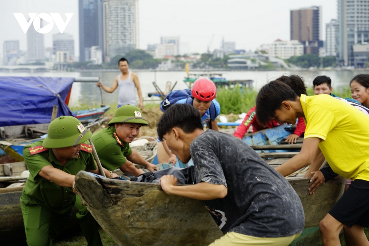 cac tinh mien trung tiep tuc ho tro nguoi dan san sang don bao so 4 hinh anh 11