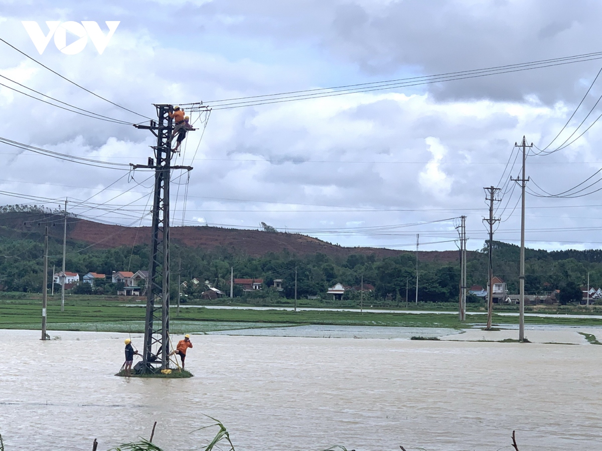 mien trung dam bao an toan luoi dien trong mua mua bao hinh anh 2