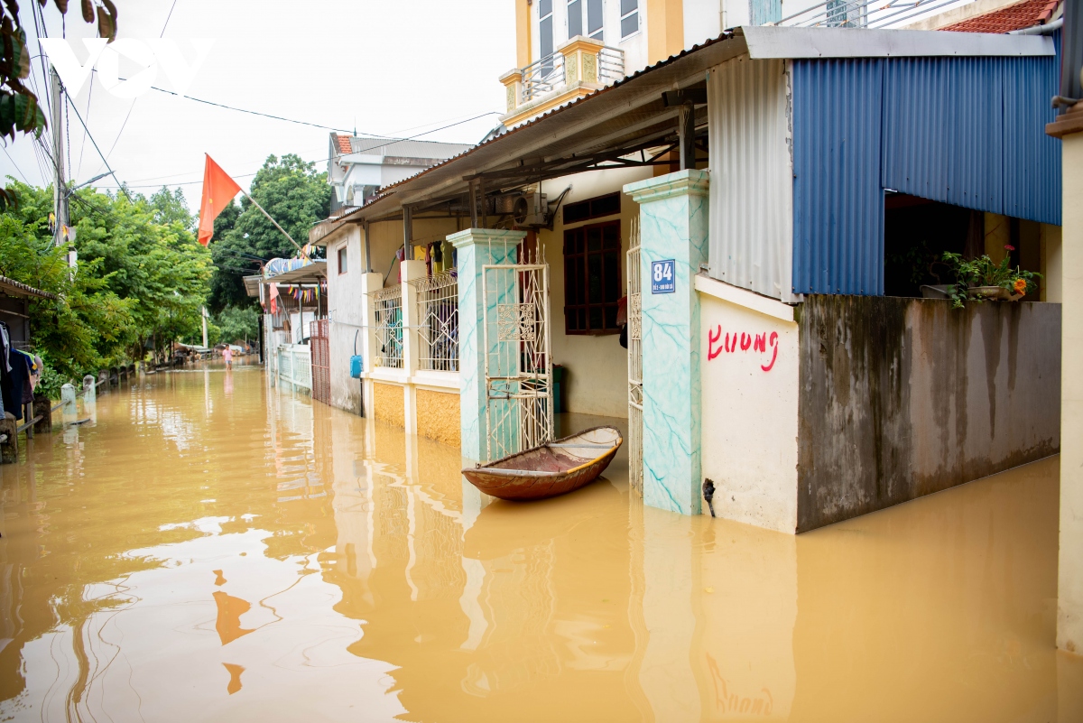 hang nghin nguoi dan chuong my, ha noi vat va song trong nuoc lu hinh anh 9