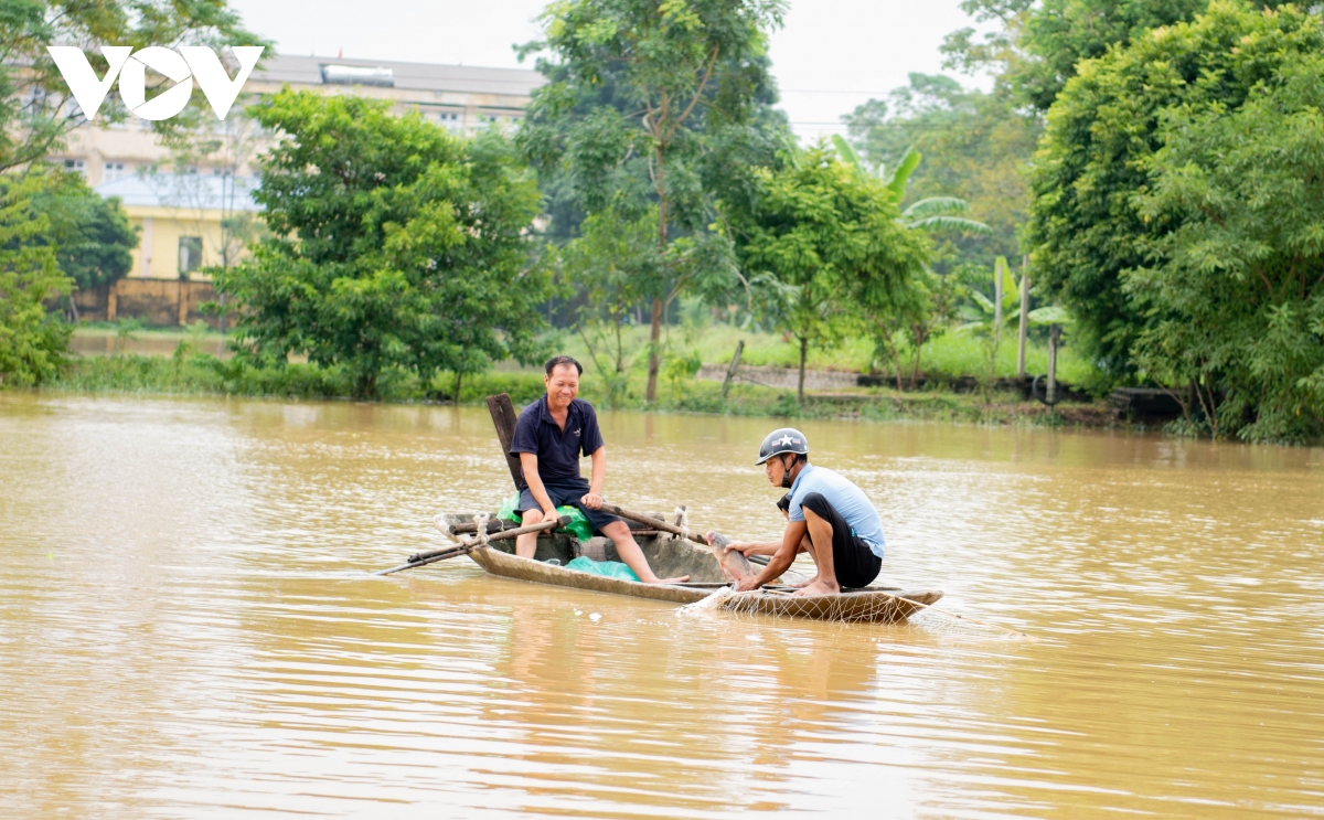 hang nghin nguoi dan chuong my, ha noi vat va song trong nuoc lu hinh anh 15