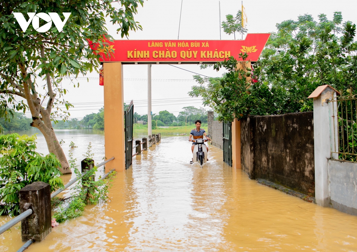 hang nghin nguoi dan chuong my, ha noi vat va song trong nuoc lu hinh anh 3