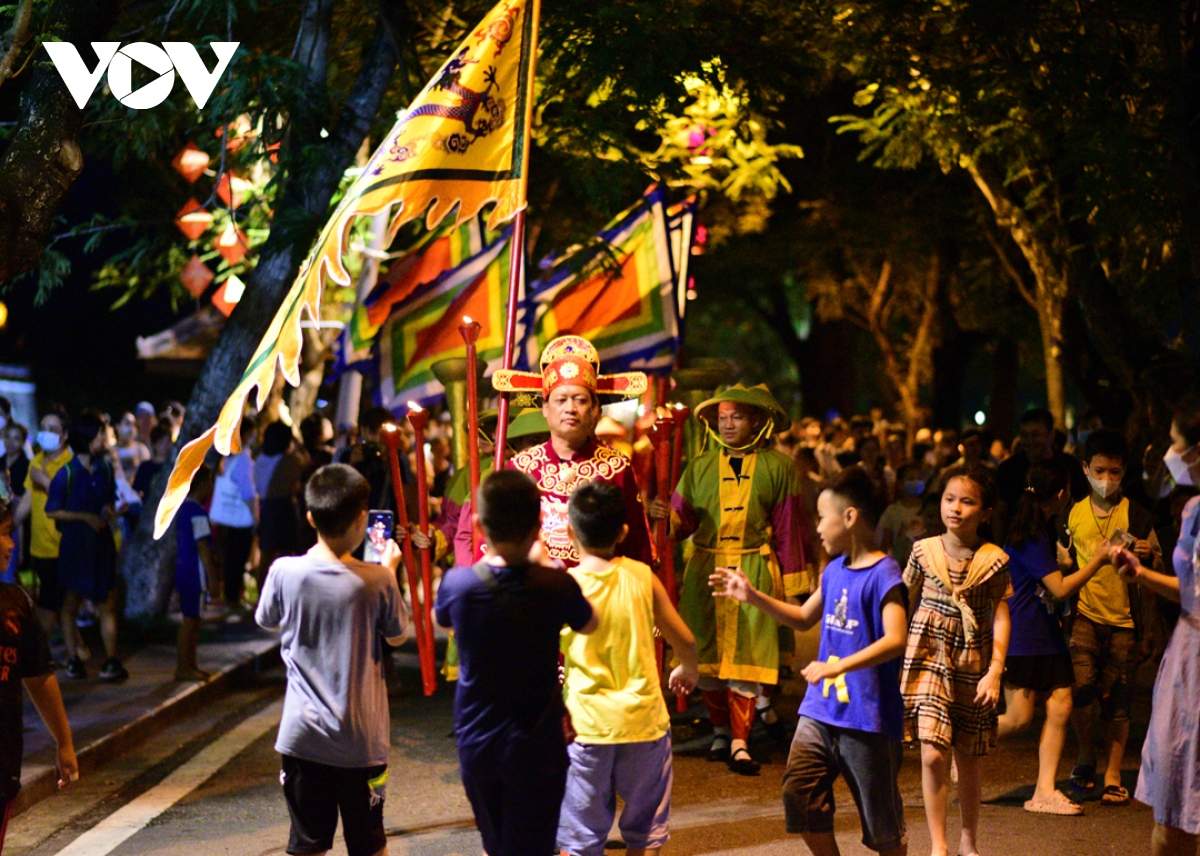 ruoc den trung thu voi cac dong au trong cung hinh anh 1