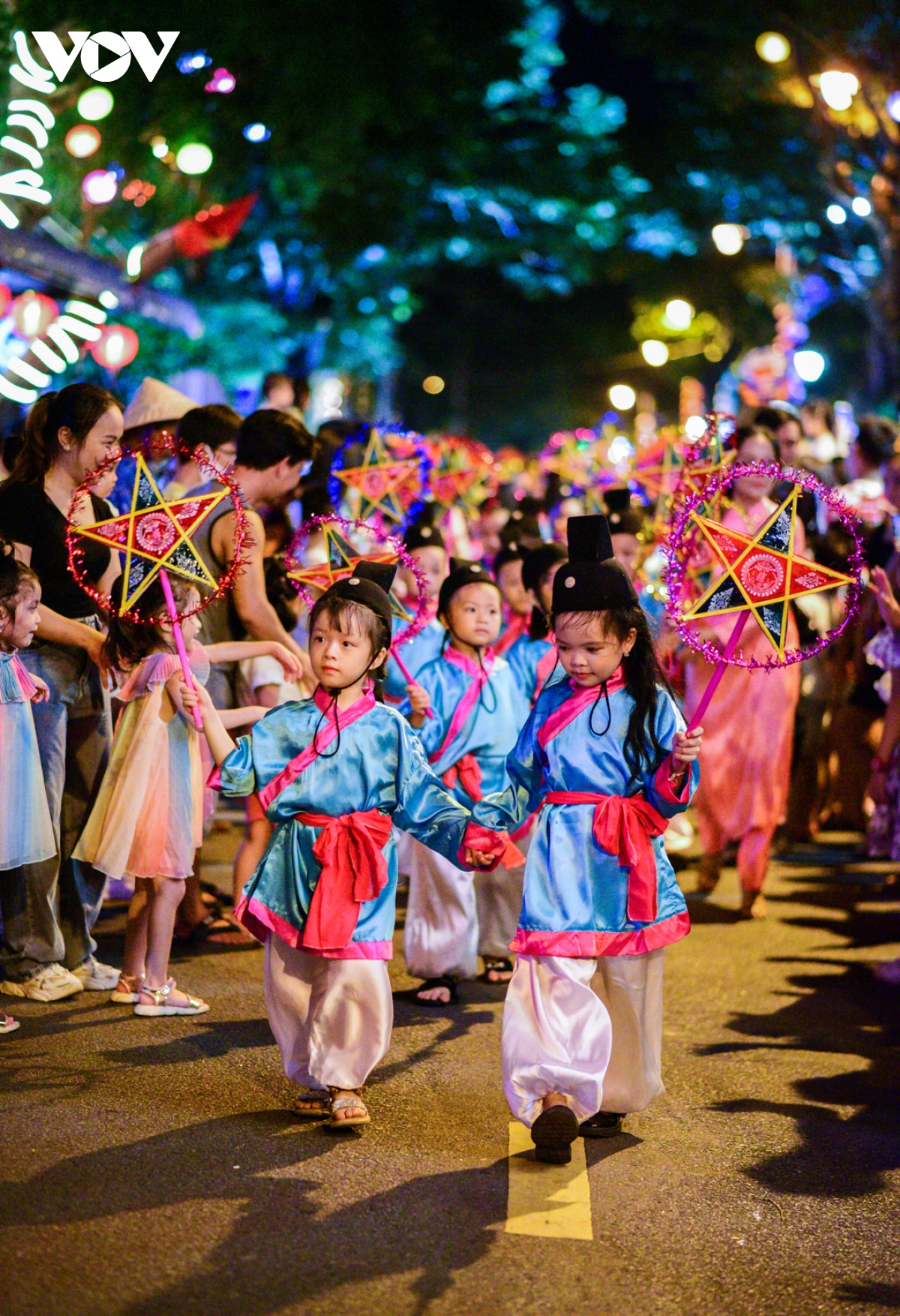 ruoc den trung thu voi cac dong au trong cung hinh anh 7