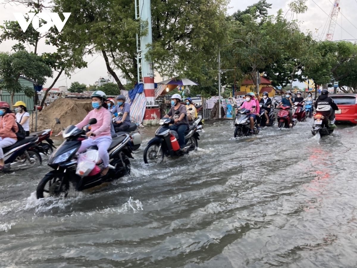 Triều cường gây ngập nước, người dân TP.HCM lội bì bõm