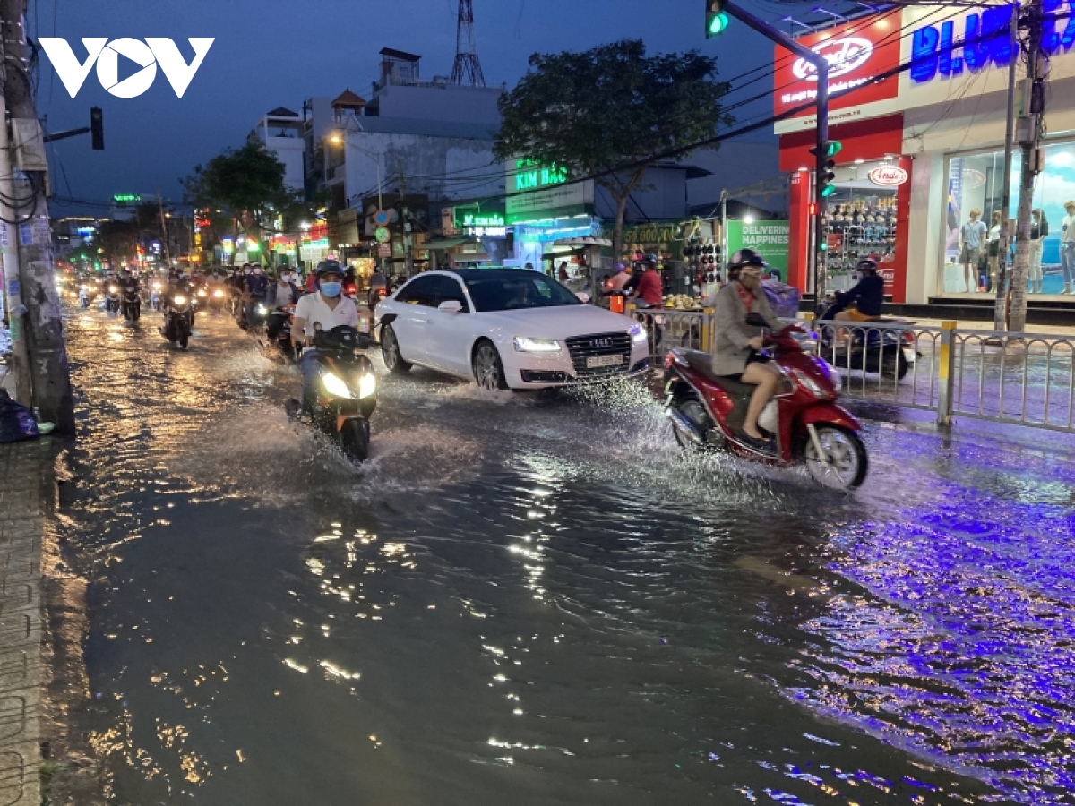 trieu cuong gay ngap nuoc, nguoi dan tp.hcm loi bi bom hinh anh 2