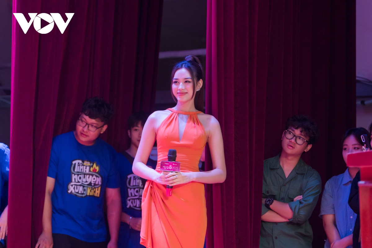 Hoa hậu Đỗ Thị Hà đến các trường đại học ở Hà Nội tìm người kế nhiệm