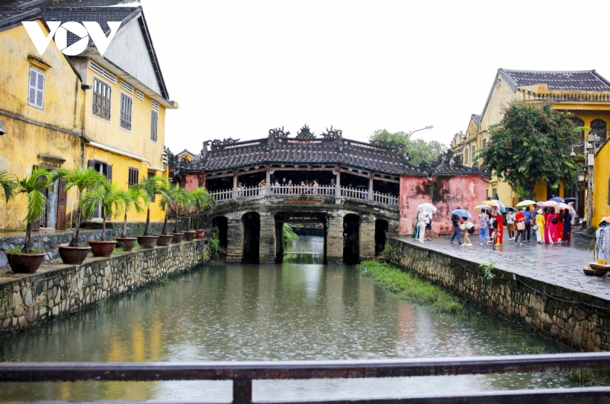 hoi an dung ban ve khu pho co, tau thuyen du lich neo dau an toan hinh anh 5