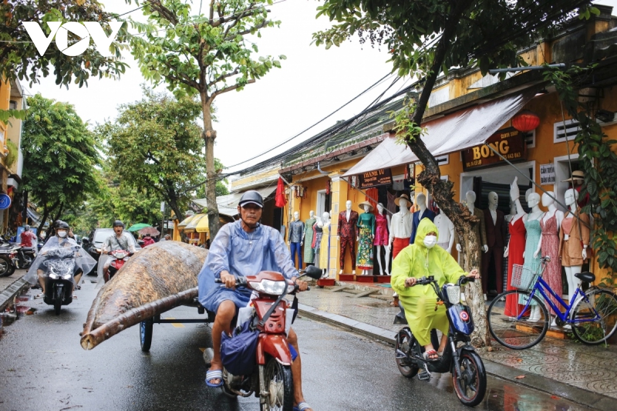 hoi an dung ban ve khu pho co, tau thuyen du lich neo dau an toan hinh anh 7