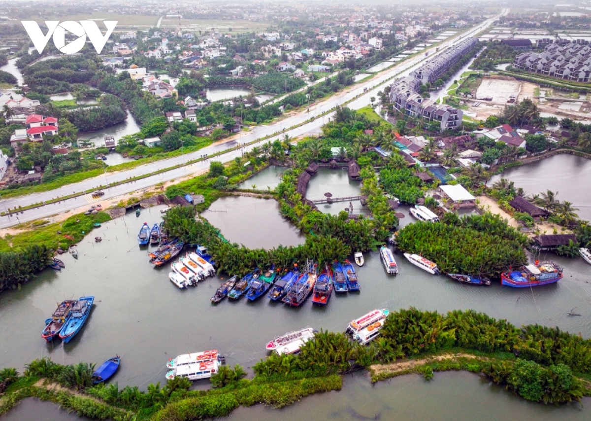 hoi an dung ban ve khu pho co, tau thuyen du lich neo dau an toan hinh anh 8