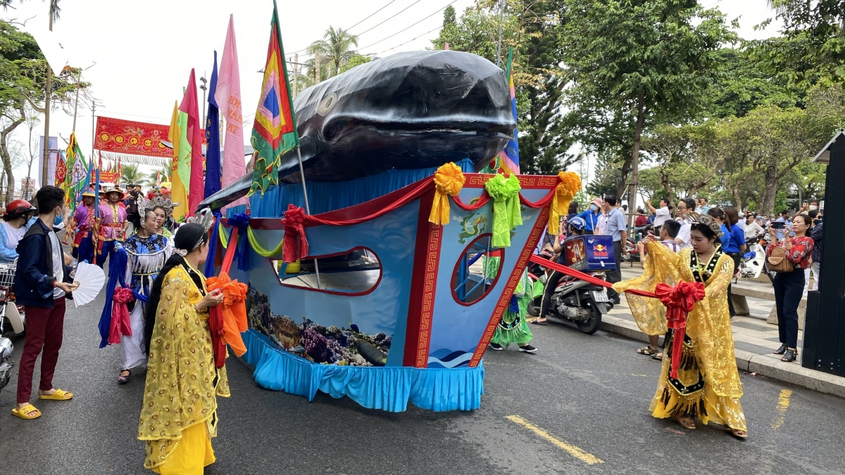 du khach ba ria - vung tau lan dau duoc tham gia le ruoc ca Ong tren bien hinh anh 1