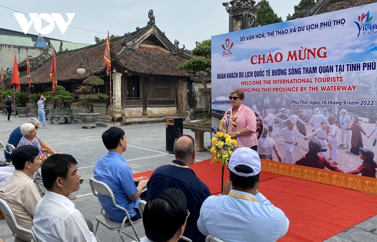 Foreign arrivals return to Phu Tho via waterway