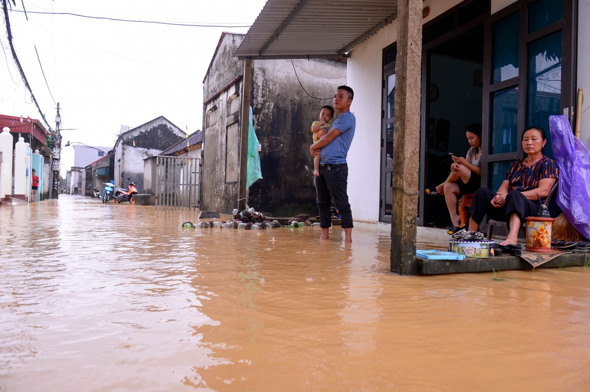 hang nghin nguoi dan chuong my, ha noi vat va song trong nuoc lu hinh anh 6